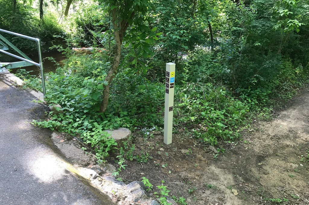 photo of signage at junction of trail and Downes footbridge